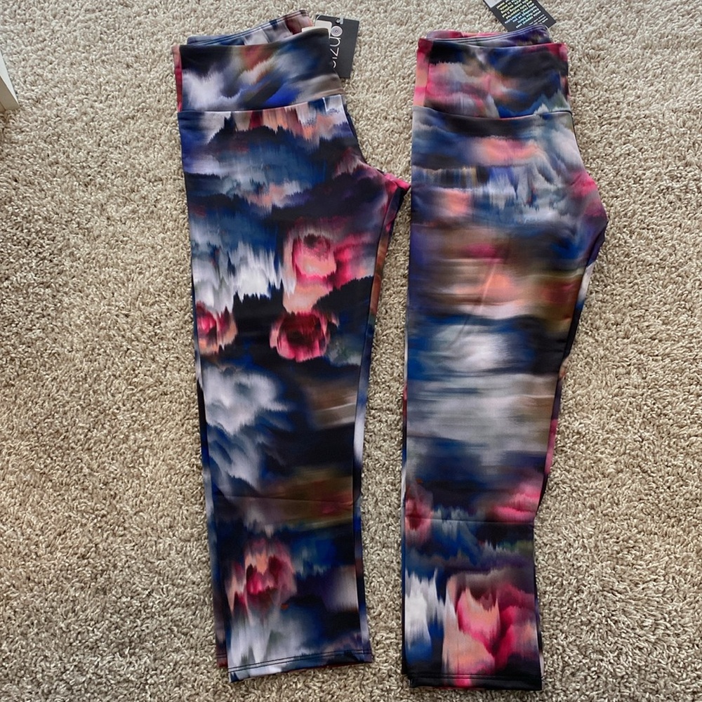 Onzie Yoga graphic leggings Capri pants 
BNWT - Picture 6 of 7